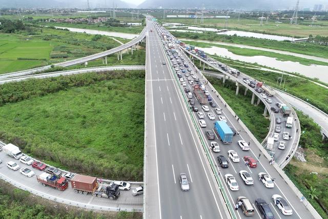 堵车高峰已到，记者冒雨航拍许广高速清远段塞车实况