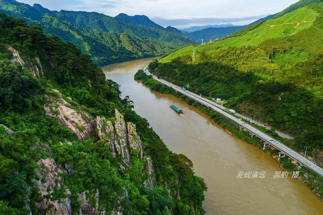 堵车高峰已到，记者冒雨航拍许广高速清远段塞车实况