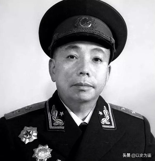 1955年大授衔，有多位将帅都主动让衔，为何中央只同意一人降衔？