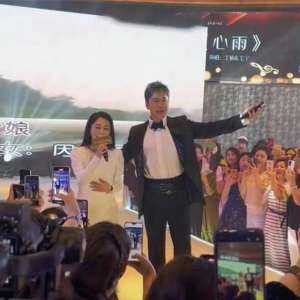 商演(53岁毛宁商演捞金，和女富婆合唱一首赚150万，现场观众情绪高涨)