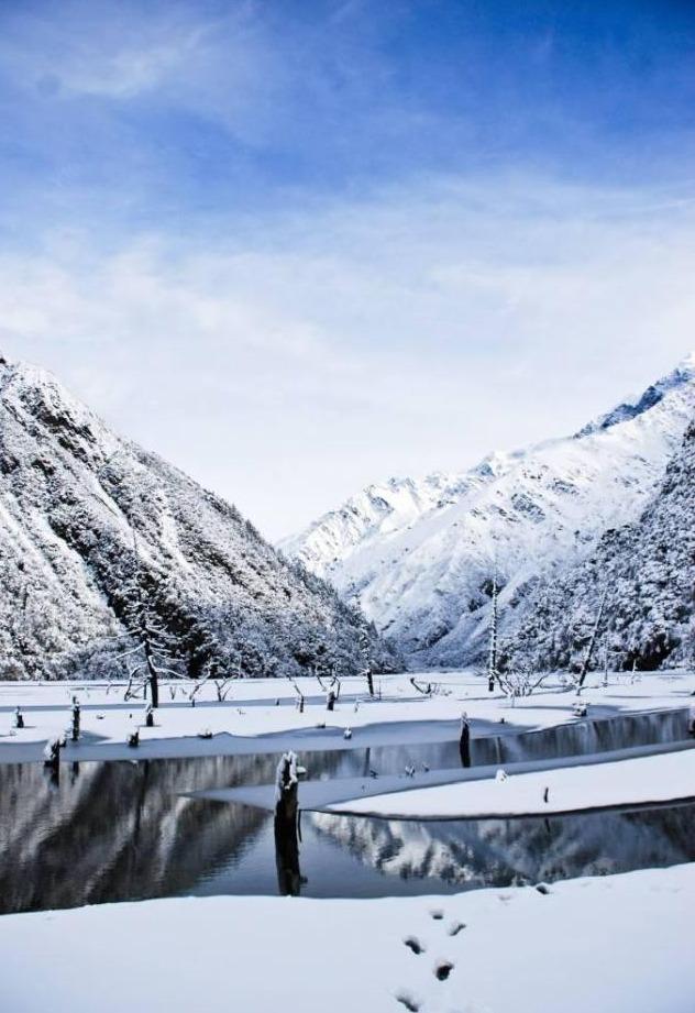 贡嘎山风景区田湾河，至今尚保持原始沐浴风格