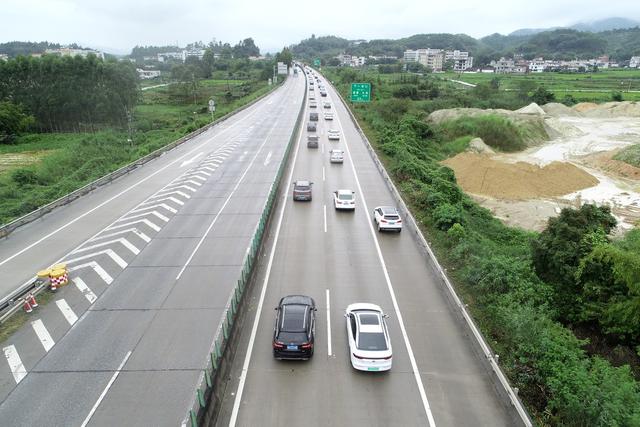 堵车高峰已到，记者冒雨航拍许广高速清远段塞车实况