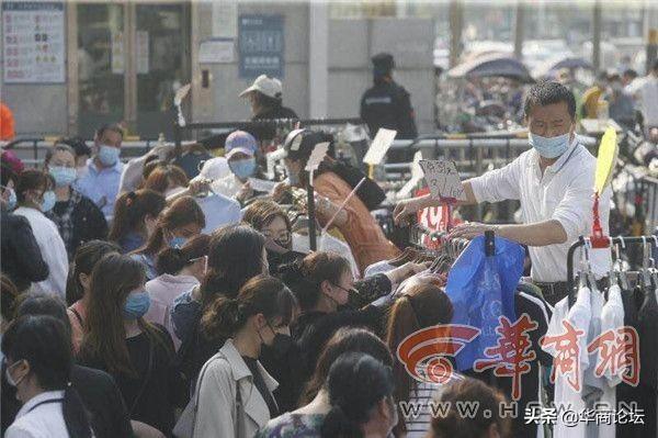 人从众！西北商贸中心特卖场街边开市，这个人多你害怕不？