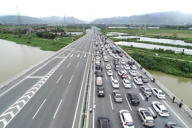 堵车高峰已到，记者冒雨航拍许广高速清远段塞车实况