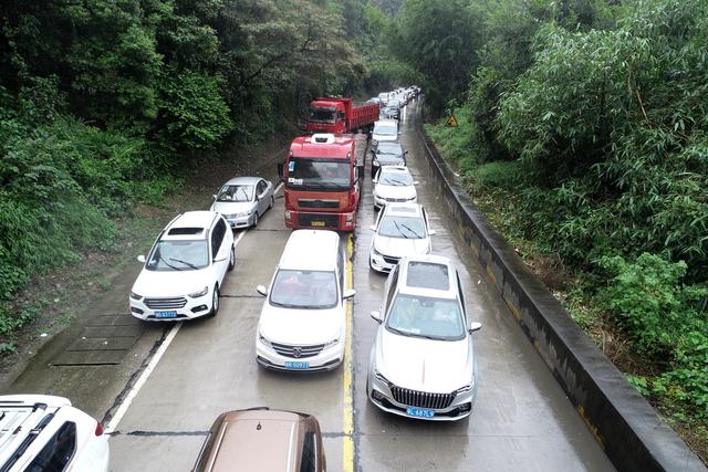 堵车高峰已到，记者冒雨航拍许广高速清远段塞车实况