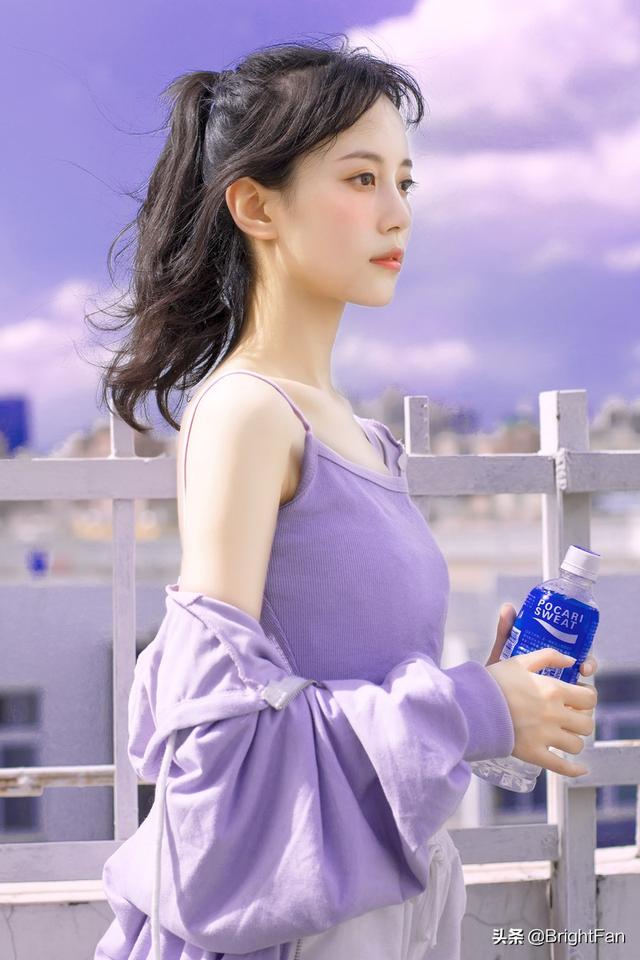 紫色吊带美女性感纤瘦夏日阳光养眼写真图片