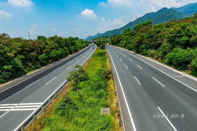 堵车高峰已到，记者冒雨航拍许广高速清远段塞车实况