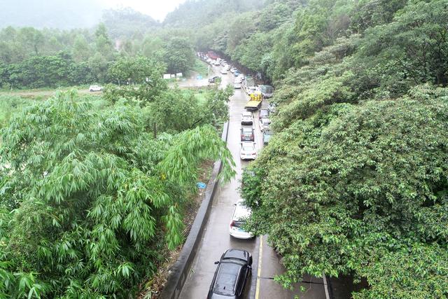 堵车高峰已到，记者冒雨航拍许广高速清远段塞车实况