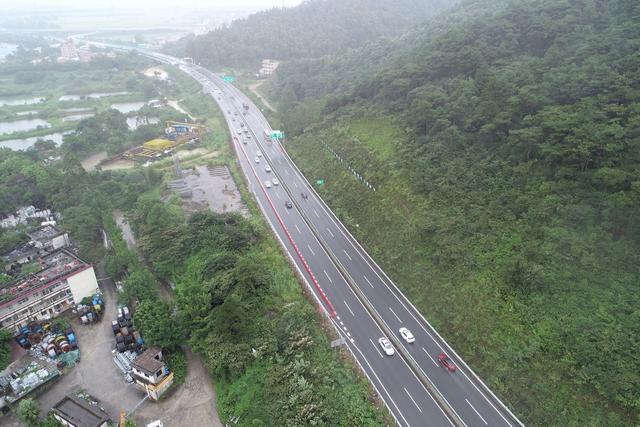 堵车高峰已到，记者冒雨航拍许广高速清远段塞车实况