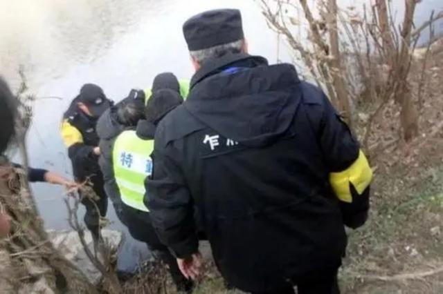 少女曝尸荒野，天价假胸引人注目，竟牵扯出年薪八十万处级干部