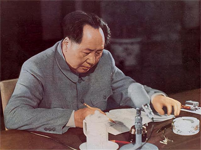 1952年，毛主席带叶子龙到农家讨水喝，农妇：斯大林怎么没来