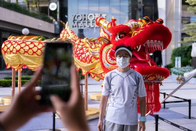 香港元朗形点广场现八米庆回归祥龙 市民纷纷合照打卡