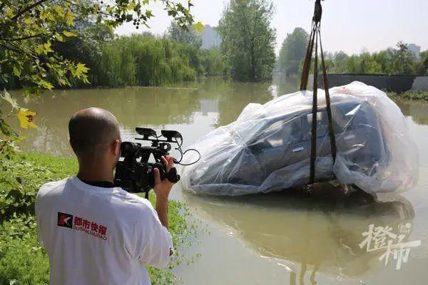 郑州市民硬核防雨带火“汽车防水袋”