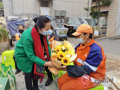 四级政协委员到昆明社区慰问“五一”坚守岗位一线人员