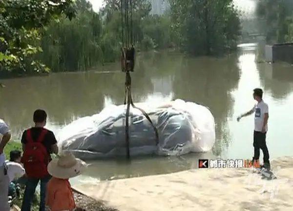 郑州市民硬核防雨带火“汽车防水袋”