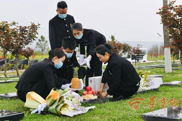 轻点鼠标、电话预约、社区公祭...新型、低碳祭扫更能寄托哀思