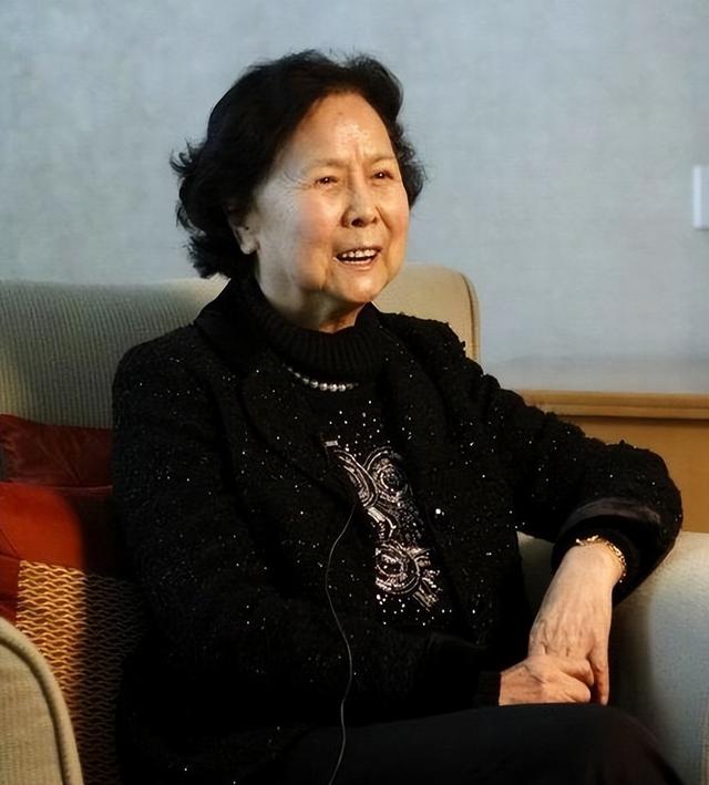 李文辉与阎肃55年患难与共，丈夫去世后和儿子对簿公堂，实属无奈