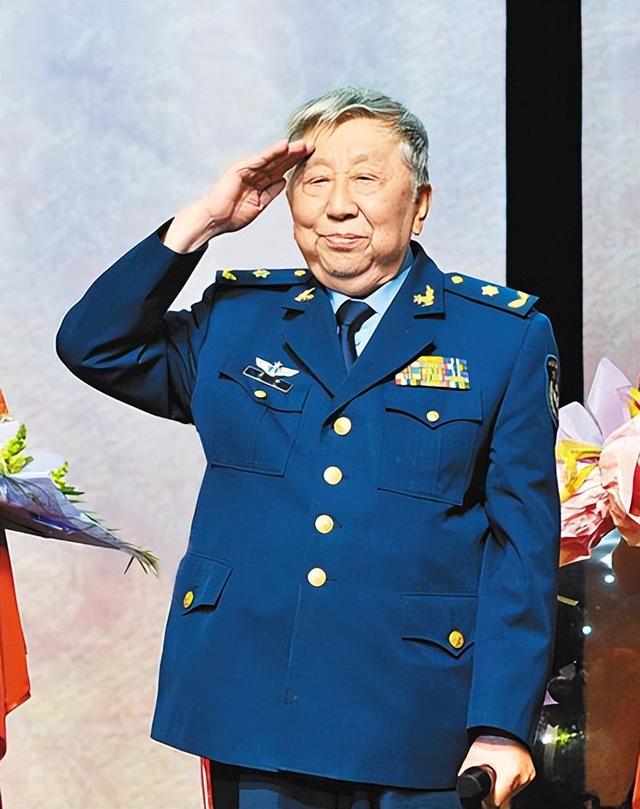 李文辉与阎肃55年患难与共，丈夫去世后和儿子对簿公堂，实属无奈