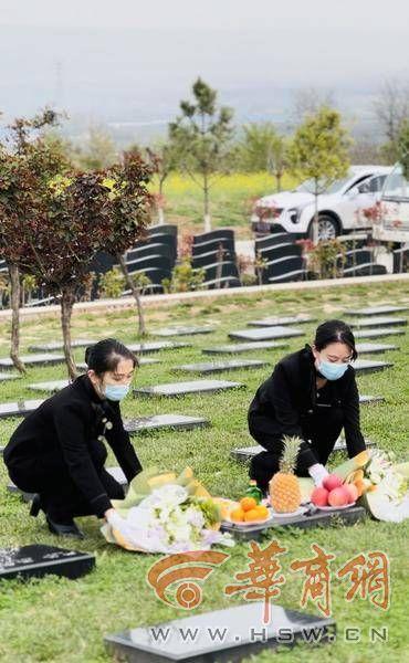 轻点鼠标、电话预约、社区公祭...新型、低碳祭扫更能寄托哀思