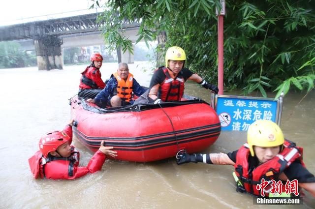 桂林持续暴雨致多地内涝，疏散群众300人