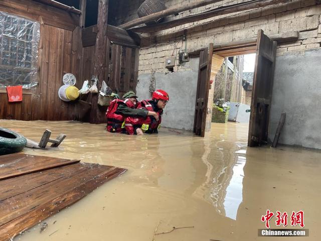 桂林持续暴雨致多地内涝，疏散群众300人