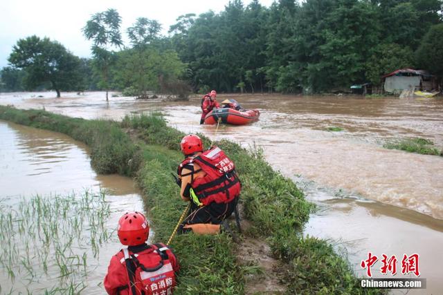 桂林持续暴雨致多地内涝，疏散群众300人