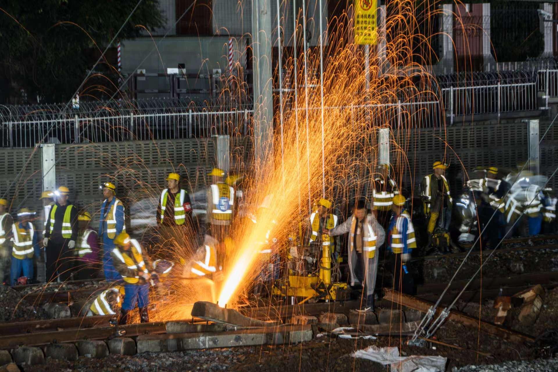 2000余名建设者鏖战近300分钟，广汕高铁新塘站普速场顺利开通