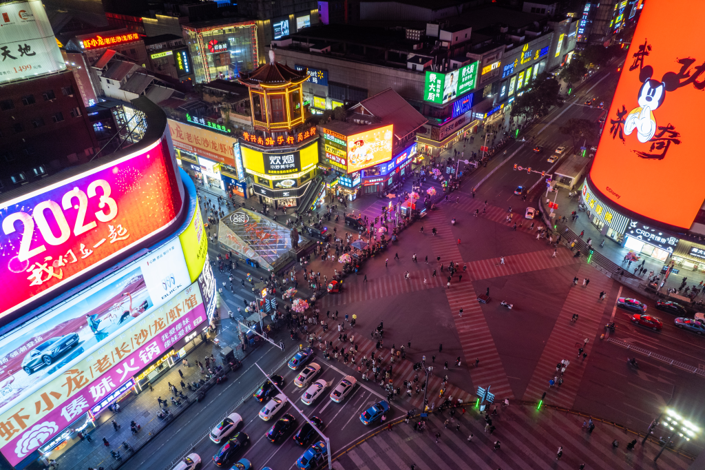 经济季报听信心｜消费市场加速回暖 服务业快速复苏