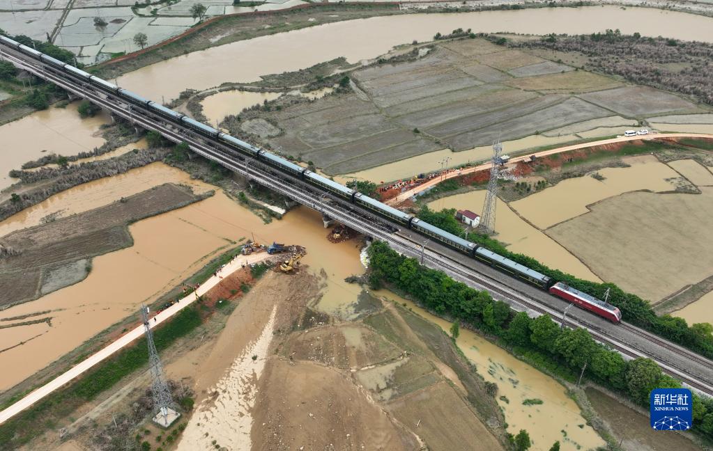 江西丰城京九线铁路桥下河堤溃口顺利合龙