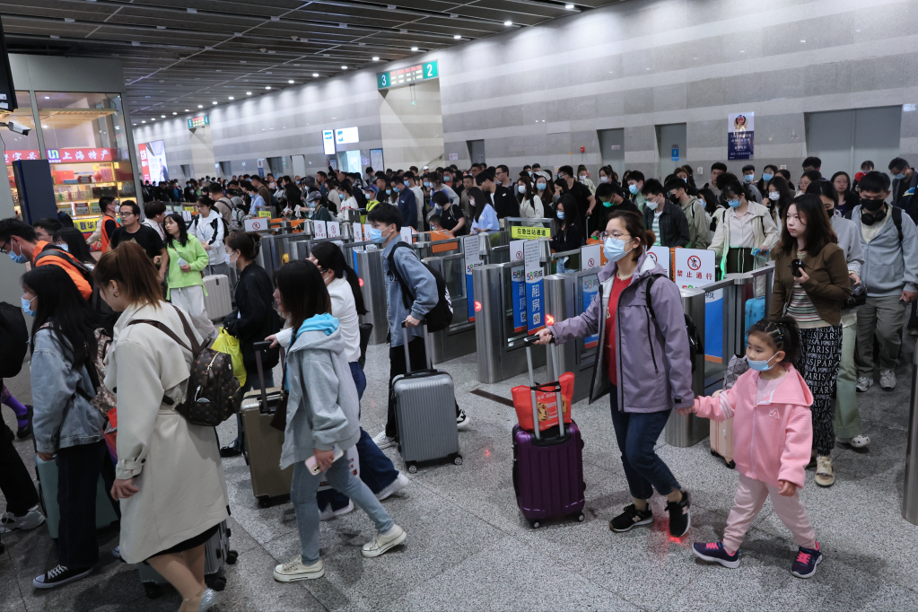 各地多措并举确保“五一”假期客流车流顺利返程