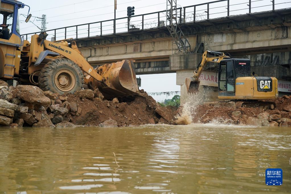 江西丰城京九线铁路桥下河堤溃口顺利合龙