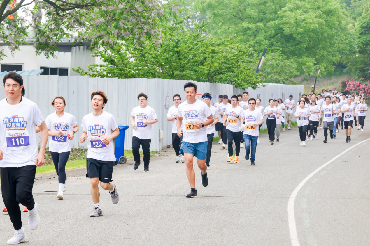 九方财富“巴菲特长跑之路”高燃开跑！打响2023巴菲特股东大会第一枪