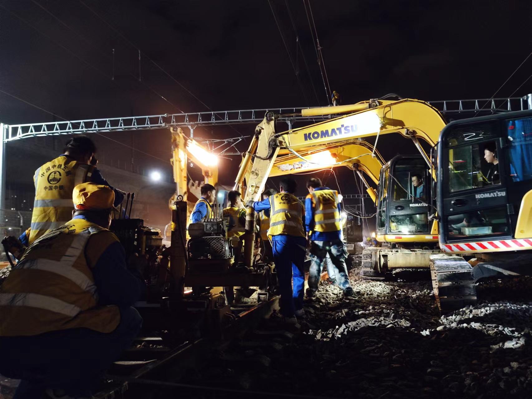 2000余名建设者鏖战近300分钟，广汕高铁新塘站普速场顺利开通