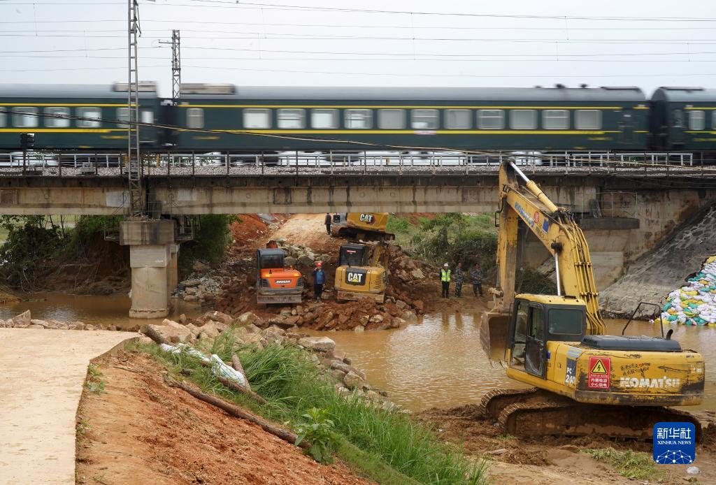 江西丰城京九线铁路桥下河堤溃口顺利合龙