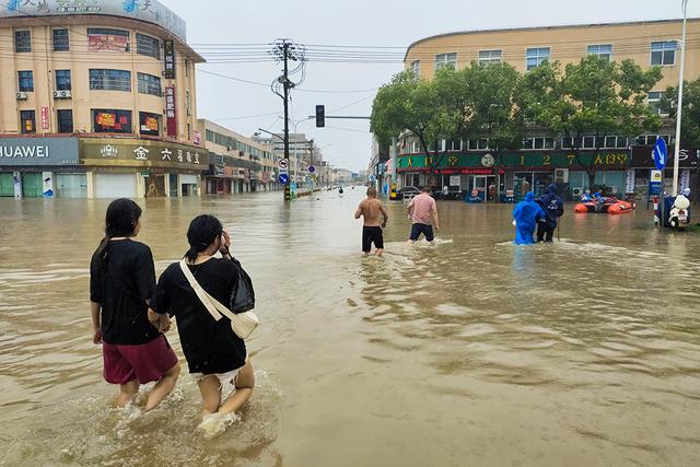 「图集」台风“烟花”登陆，华东地区遭遇风雨潮齐袭