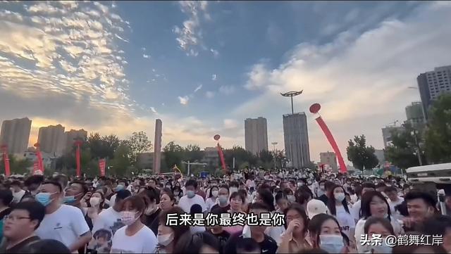 彻底凉了？大衣哥自己跑安徽给网红助演，家乡却请海来阿木来商演