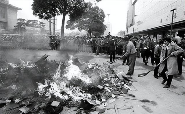 吹空调打喷嚏，浙江副省长崩坏皮带，朱镕基大笑：这是你的报应