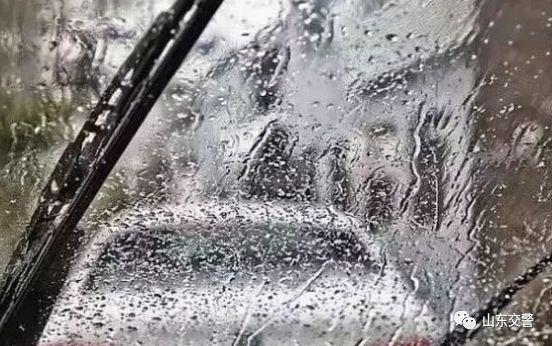 雨刷器刮不干净了怎么办？教你一招轻松解决！