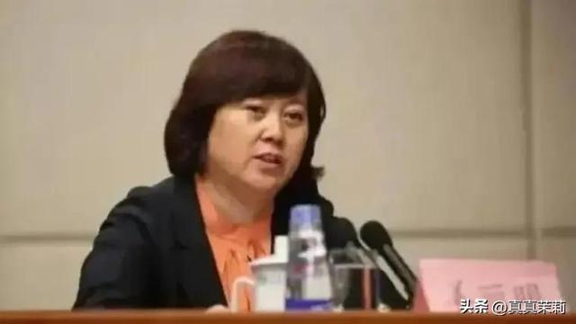 逃逸式辞职金融女高官被查，是否也该彻查那些逃逸式早退官员？