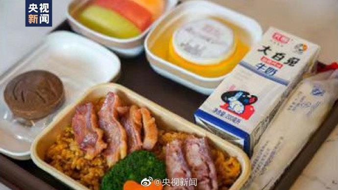 国产大飞机C919的“空中体验”：130多名首航旅客见证历史性时刻  餐食名为“五福临门”