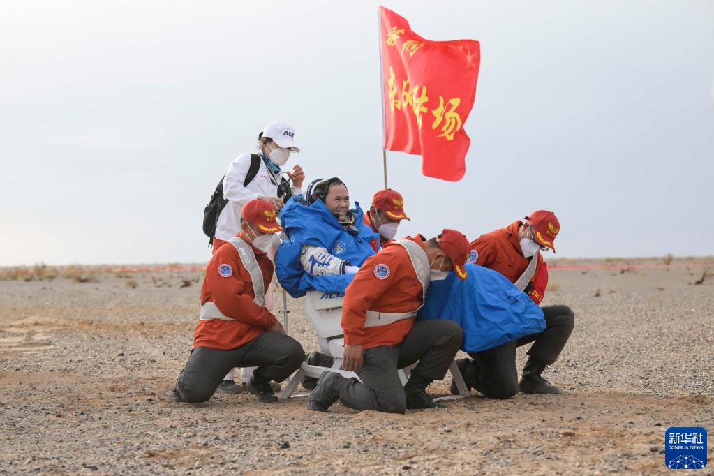 神十五乘组安全顺利出舱