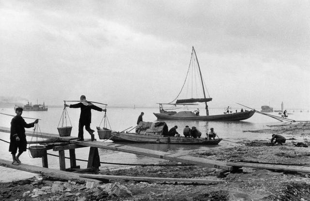 1957年，正在建设中的武汉长江大桥