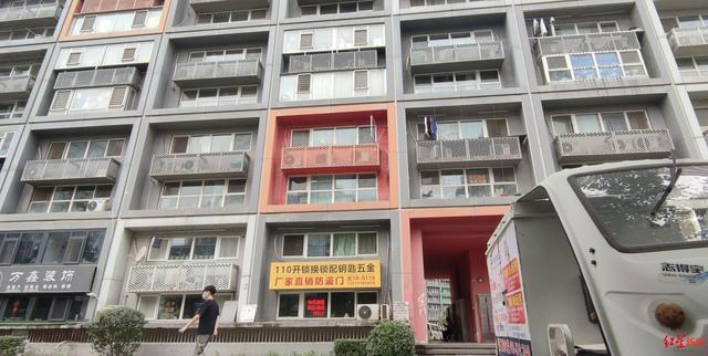 德云社陈霄华被指凌晨擅闯他人住宅，实探涉事小区：有住户称曾屡遭陌生男子敲门