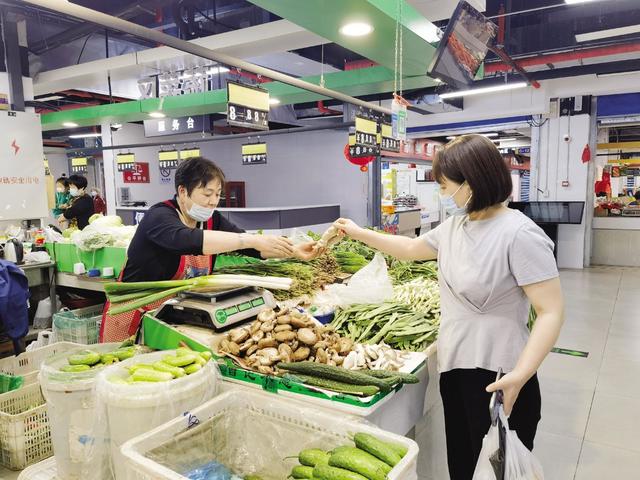 市民菜篮子拎出“智慧范”！记者实探蔚蓝农贸市场，看看改造升级后是啥样