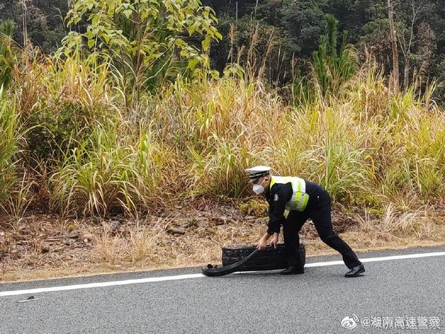 高速公路行车时突遇障碍物怎么办？| 胡椒课堂