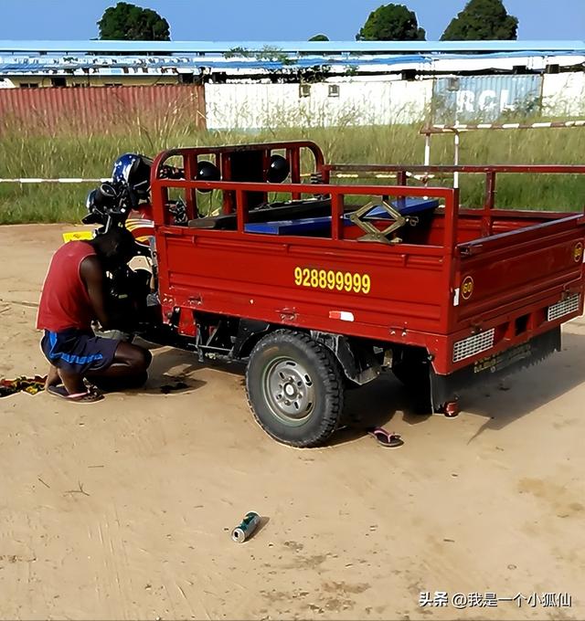 非洲安哥拉的中国三轮摩托车，黑人用来跑出租挣钱，拉人又拉货