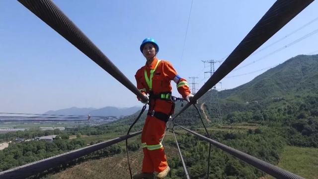 不容易！93年电力女工380米高空巡线