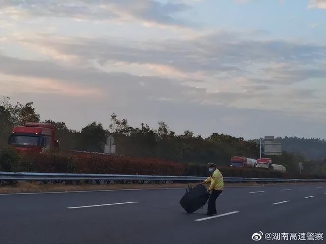 高速公路行车时突遇障碍物怎么办？| 胡椒课堂