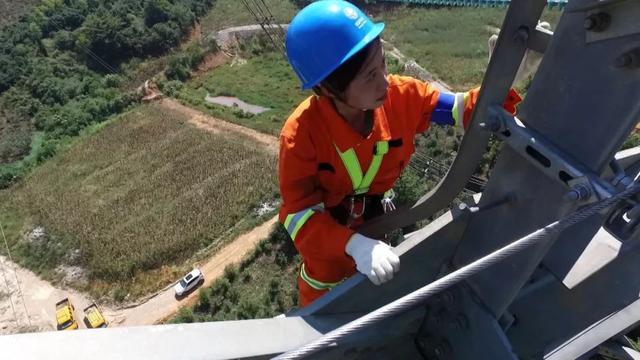 不容易！93年电力女工380米高空巡线