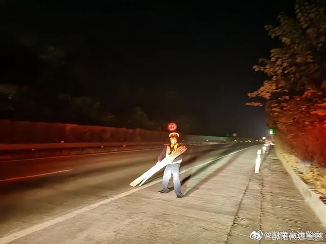 高速公路行车时突遇障碍物怎么办？| 胡椒课堂